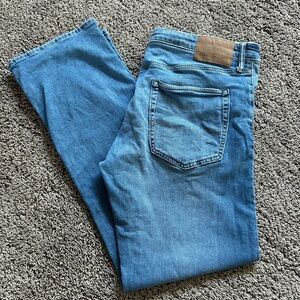 Men’s American Eagle light wash bootcut jeans